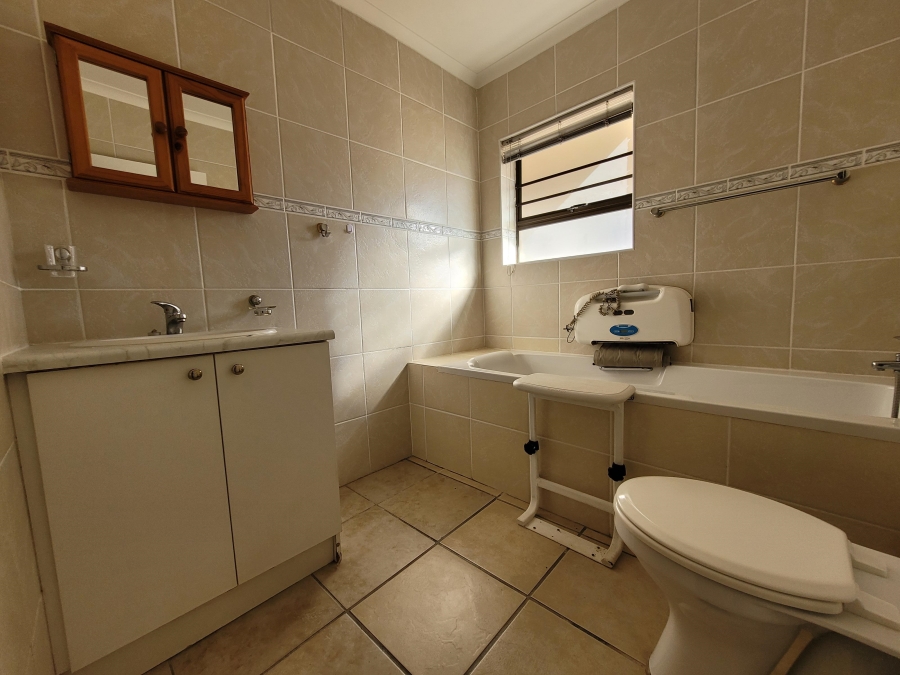 To Let 4 Bedroom Property for Rent in Wavecrest Eastern Cape